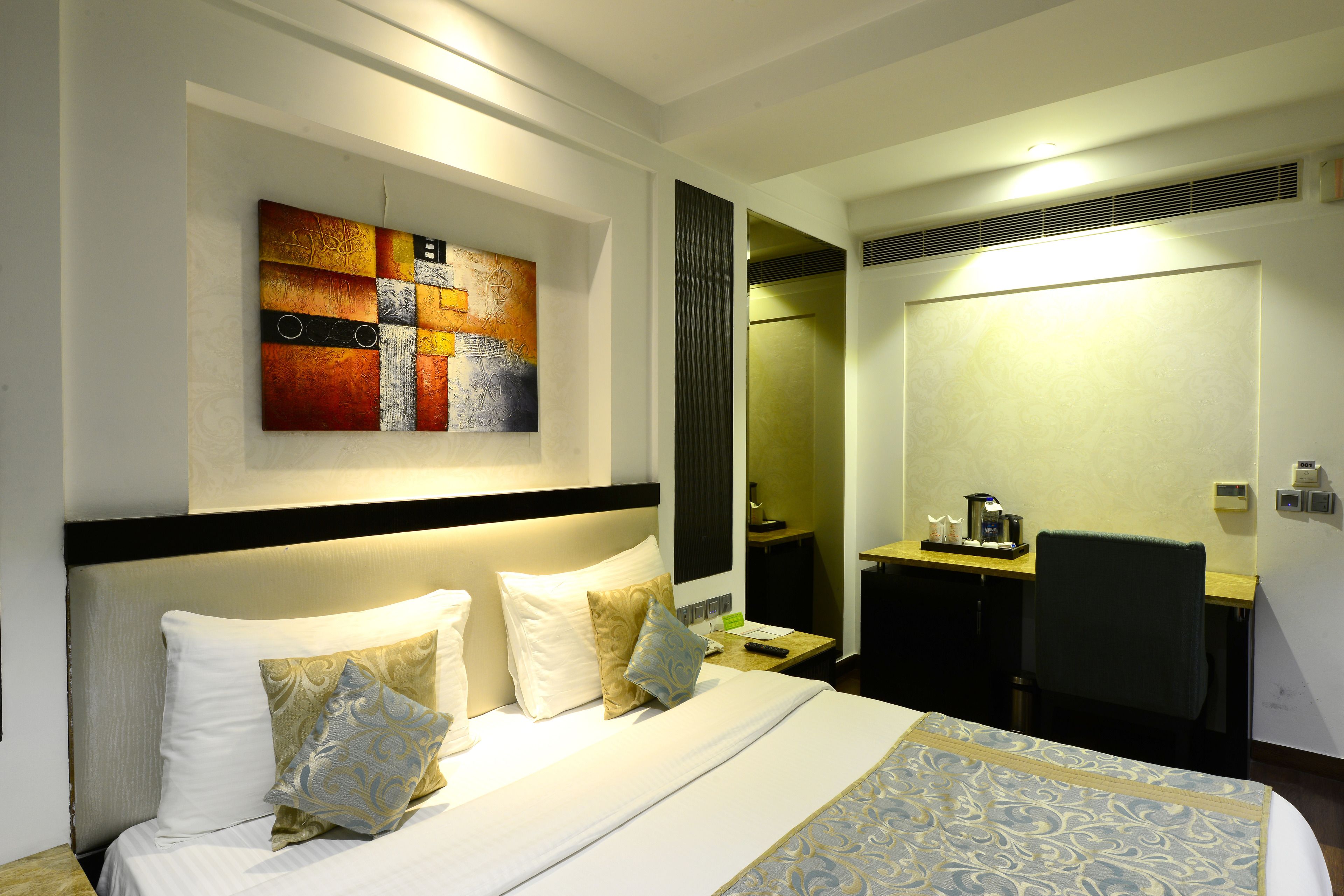 deluxe double room, 1 double bed | in-room safe, individually decorated, individually furnished, desk