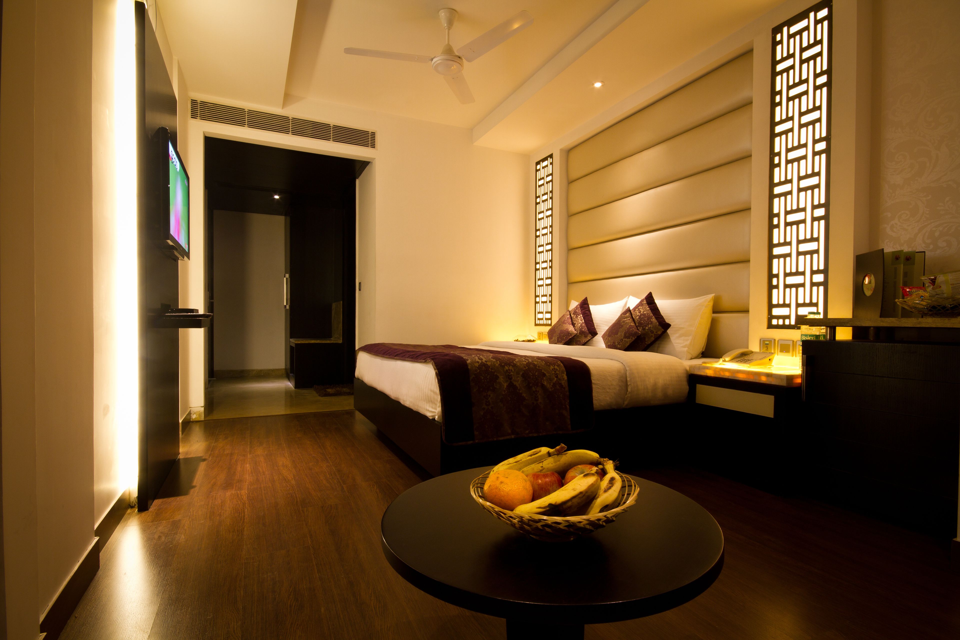 executive double room, 1 double bed | in-room safe, individually decorated, individually furnished, desk