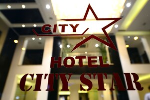 Segnaletica di un hotel con il nome 'CITY STAR'.