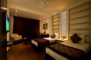 Habitación ejecutiva doble, 1 cama doble | Caja fuerte, decoración individual, mobiliario individual y escritorio