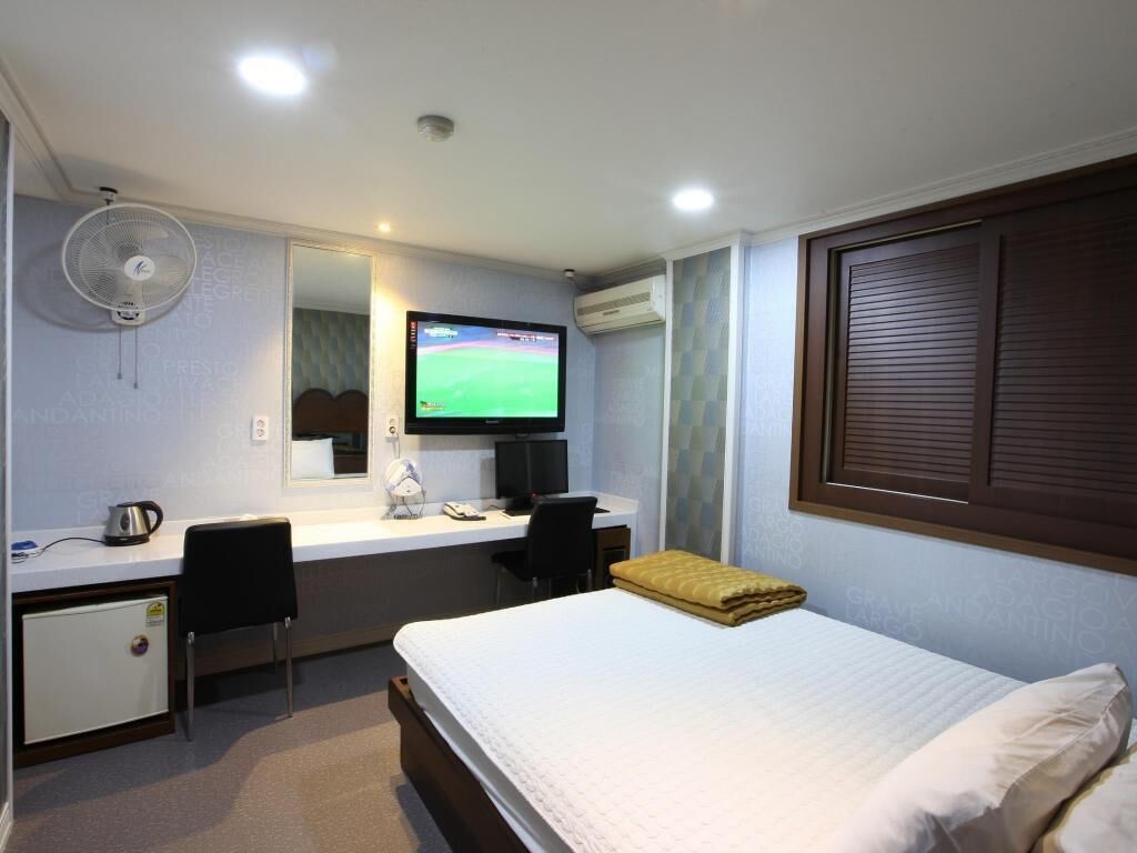 Desk, laptop workspace, soundproofing, free WiFi