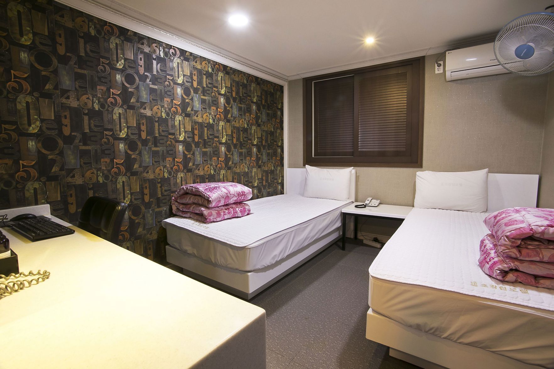 Desk, laptop workspace, soundproofing, free WiFi