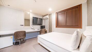 Escritorio y espacio para trabajar con laptop