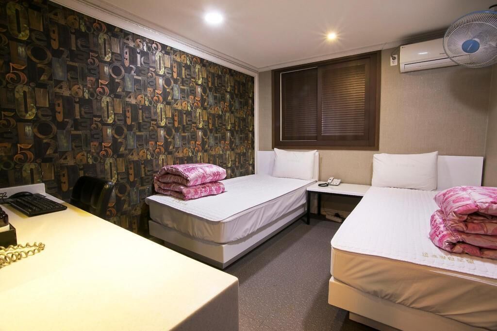 Desk, laptop workspace, soundproofing, free WiFi