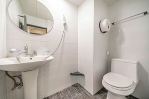 Basic-Einzelzimmer | Badezimmer | Duschwanne, Komfortbadewanne, Regendusche, Designer-Toilettenartikel