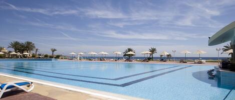 2 Außenpools, Sonnenschirme, Liegestühle