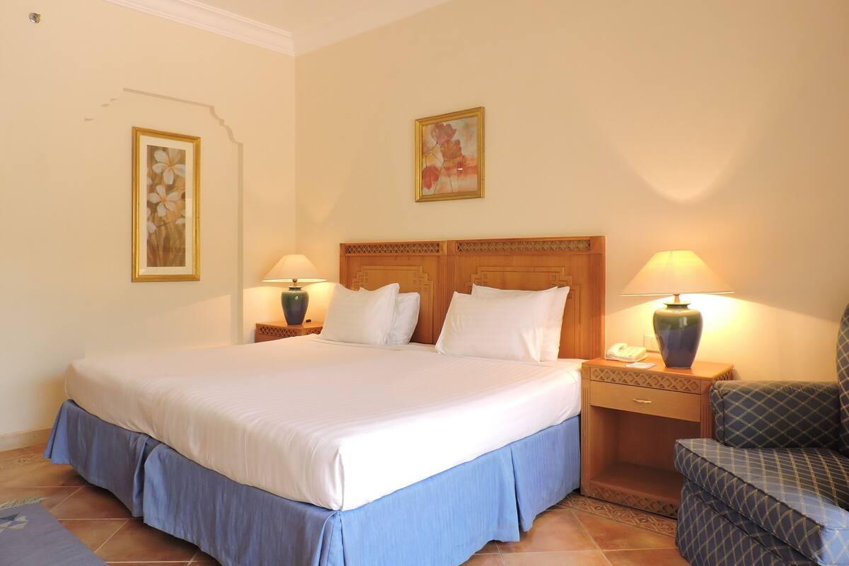 Habitación doble de luna de miel, 1 cama matrimonial | Minibar y caja de seguridad en la habitación