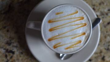 Una taza de café con arte de latte en un plato.