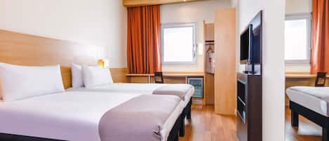 Habitación, 2 camas individuales | Caja de seguridad en la habitación y escritorio