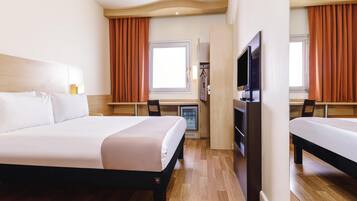 Safe på rommet, skrivebord og skrivebord for bærbar PC