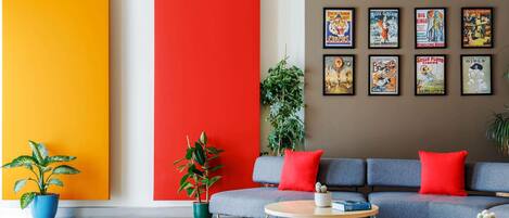 Una sala moderna con un sofá, una mesa de centro y plantas en macetas.