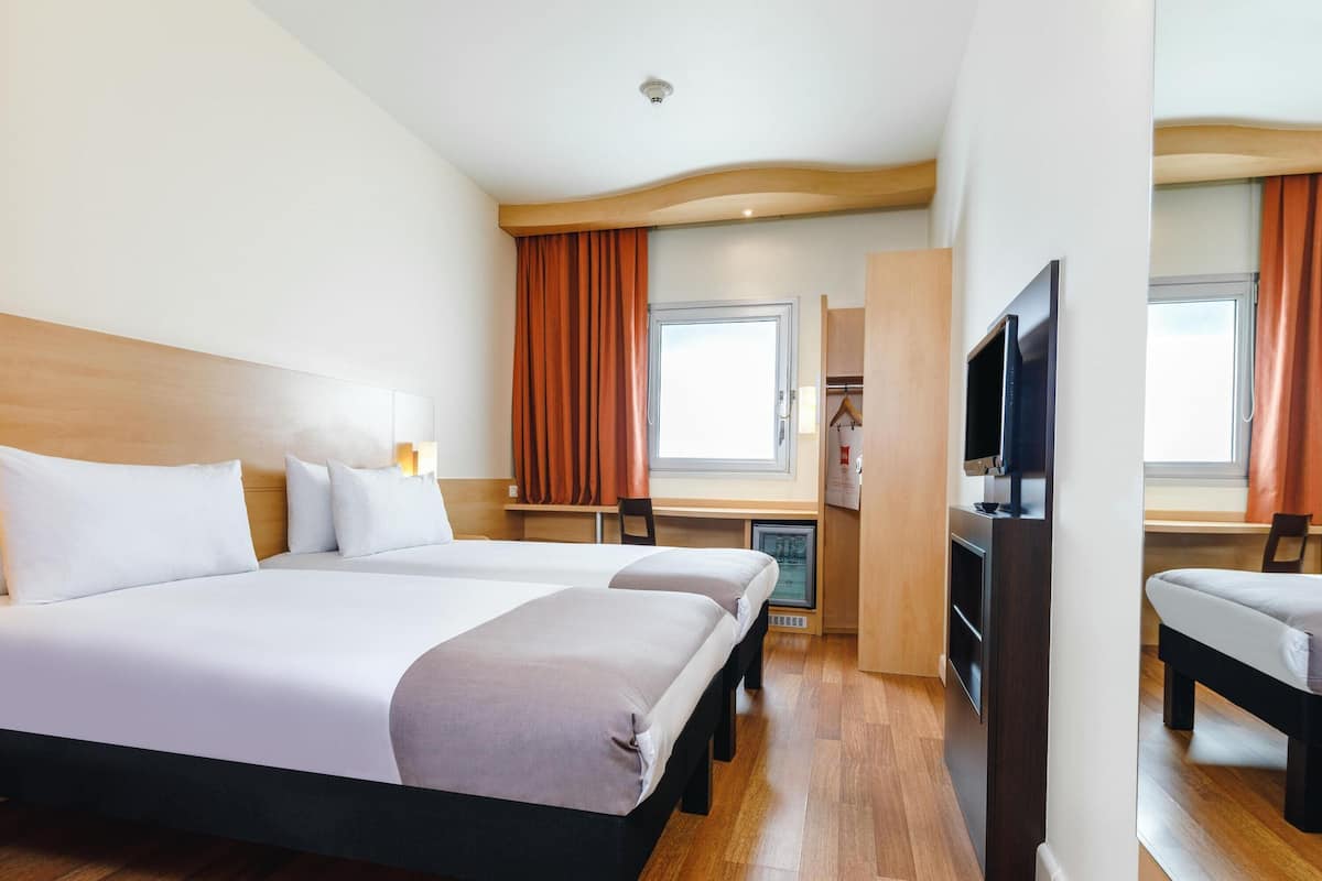 Habitación, 2 camas individuales | Caja de seguridad en la habitación y escritorio