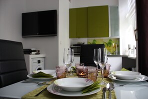 Studio | Interior - GoVienna Small Modern Apartment (Vienna)