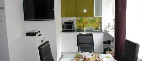 Estudio | Cocina privada | Refrigerador, microondas, parrilla de estufa y cafetera y tetera