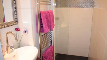 Studio | Badezimmer | Duschwanne, Haartrockner, Handtücher