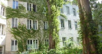 GoVienna Small Modern Apartment