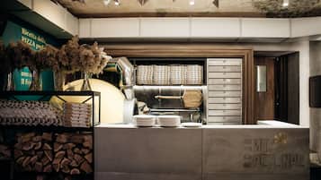 Se sirven desayunos, comidas, cenas y cocina italiana