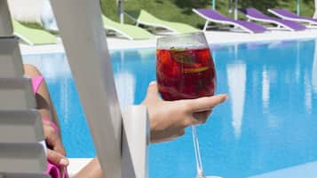 Seasonal outdoor pool, free cabanas, sun loungers