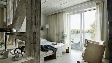 Ullakkohuoneisto, järvinäköala | Allergiatestatut vuodevaatteet, pillowtop-patjalliset sängyt