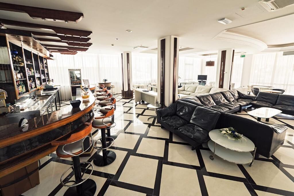 serves breakfast and happy hour