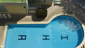Una piscina con le lettere 'H' e 'I' segnate sull'acqua.
