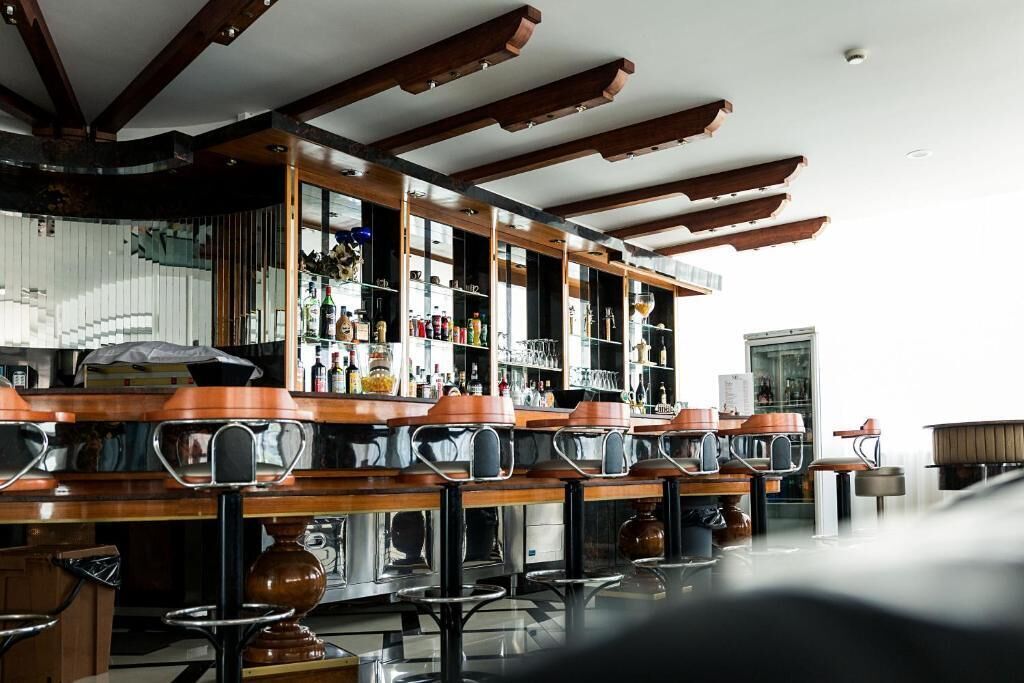 serves breakfast and happy hour