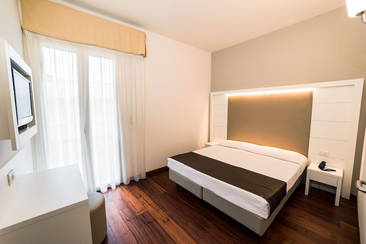 Minibar, in-room safe, desk, cribs (free)