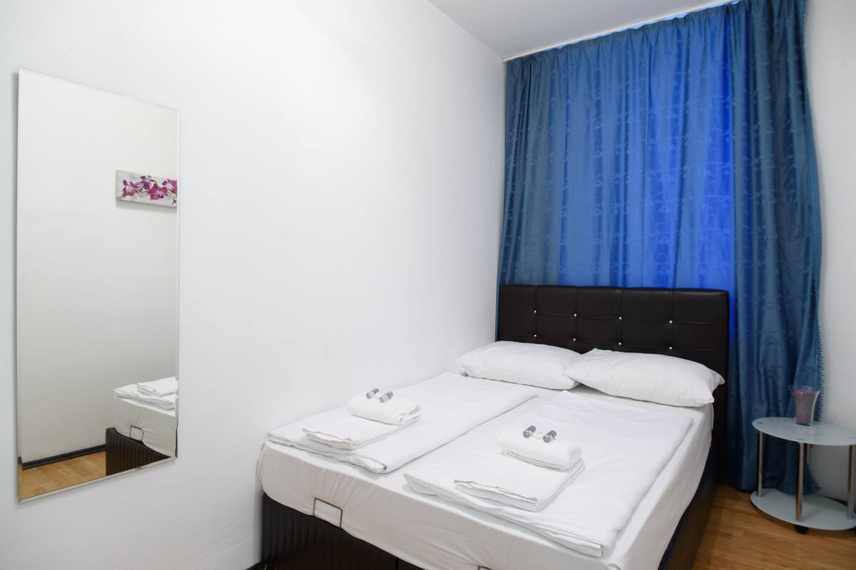 Comfort Apartment (Top 15) | Premium bedding, soundproofing, iron/ironing board, cribs/infant beds