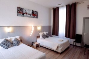 Desk, soundproofing, free cribs/infant beds, rollaway beds - Hotel Pedussaut (Saint-Gaudens)