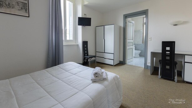 Desk, soundproofing, free cots/infant beds, rollaway beds