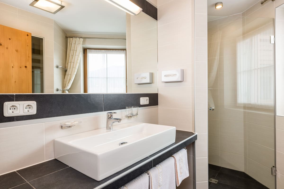 deluxe double room, balcony, mountain view | bathroom | towels