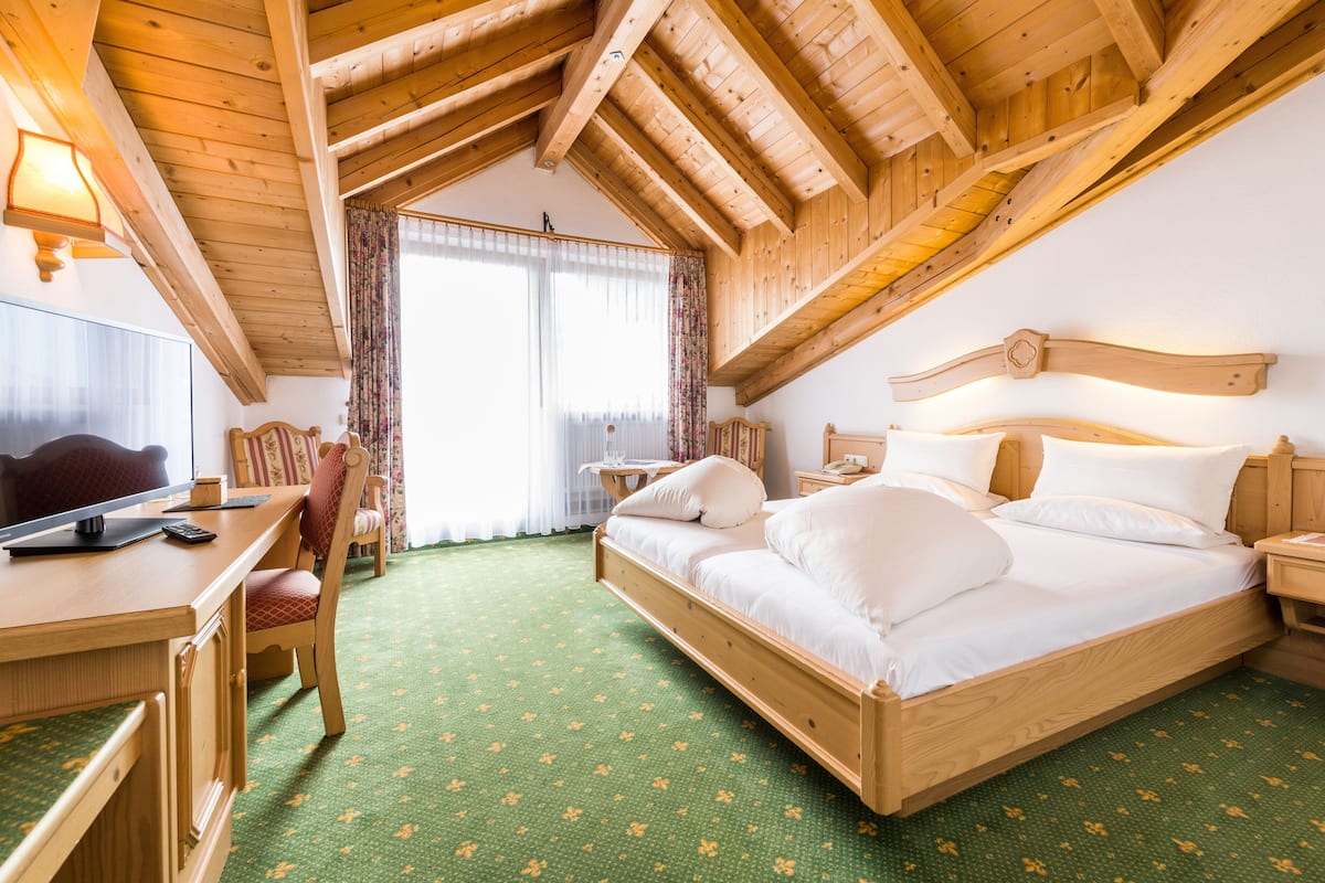 classic double room | in-room safe, desk, cots/infant beds, free wifi