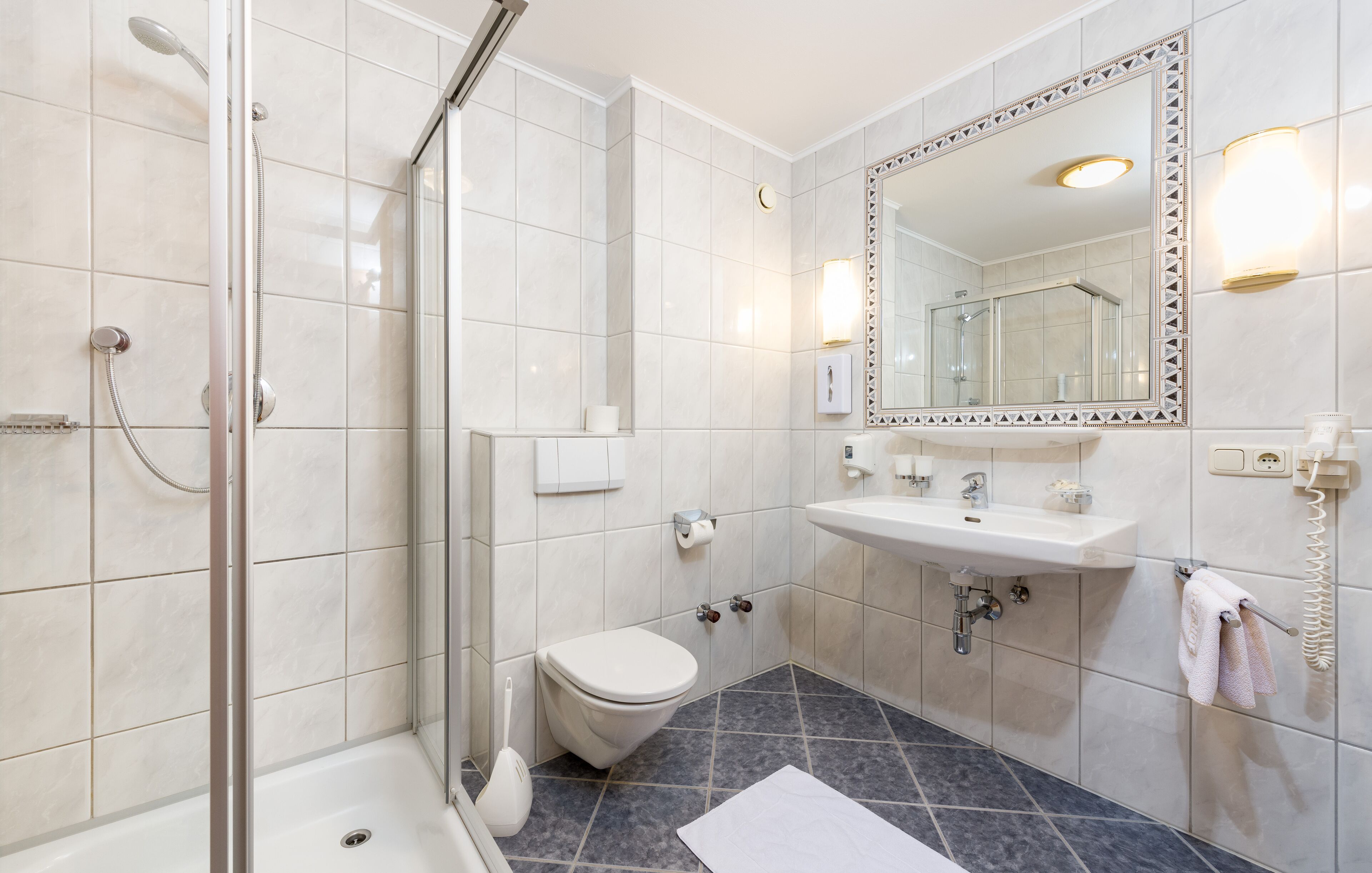 comfort double room, balcony, mountain view | bathroom | towels