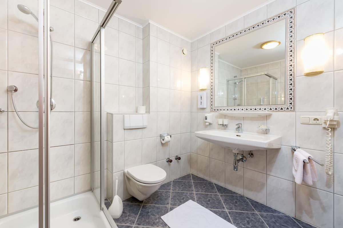 comfort double room, balcony, mountain view | bathroom | towels