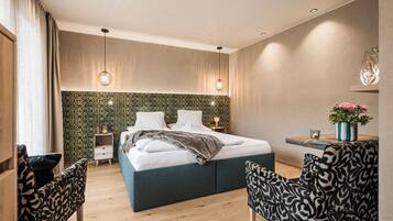 Standard-Doppelzimmer, Balkon | Safe på rommet, skrivebord, blendingsgardiner og strykejern/-brett