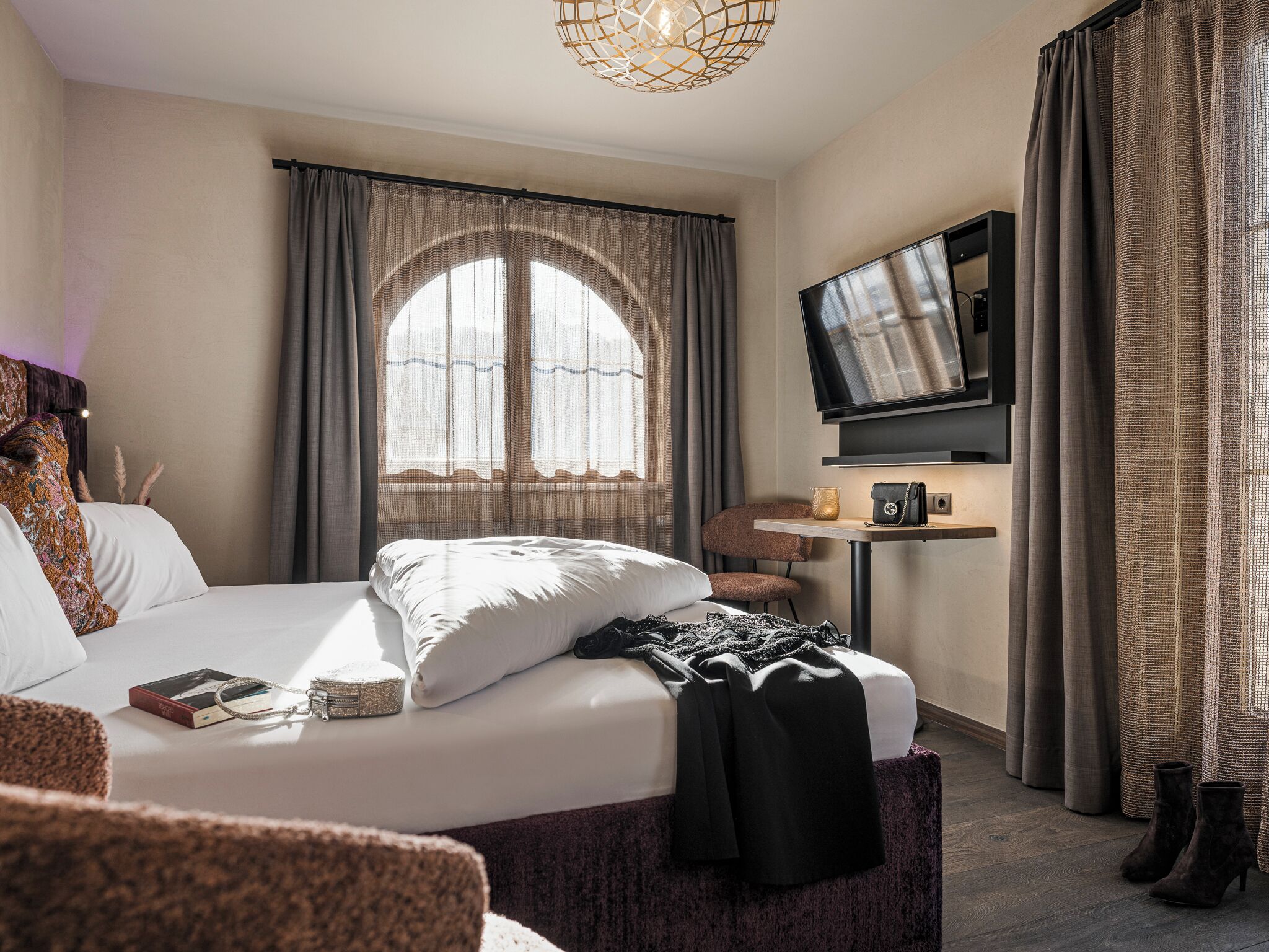 Rom – premium, balkong | Safe på rommet, skrivebord, blendingsgardiner og strykejern/-brett