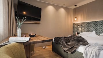 Standard Double Room, Balcony (Enzian) | Zimmersafe, Schreibtisch, Verdunkelungsvorhänge, Bügeleisen/Bügelbrett