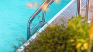 Outdoor pool, pool umbrellas, sun loungers - Ferienhotel Moarhof (Lienz)