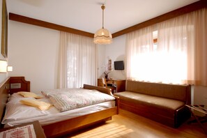 Triple Room | In-room safe, individually decorated, desk, blackout drapes - Park Hotel Villa Trunka Lunka (Cavalese)