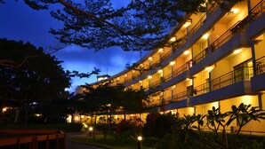 A multi-story hotel with balconies and outdoor lighting. - Howard Beach Resort Kenting (Hengchun)