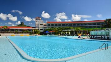 Piscina all'aperto, con ingresso dalle 07:00 alle 18:00, lettini