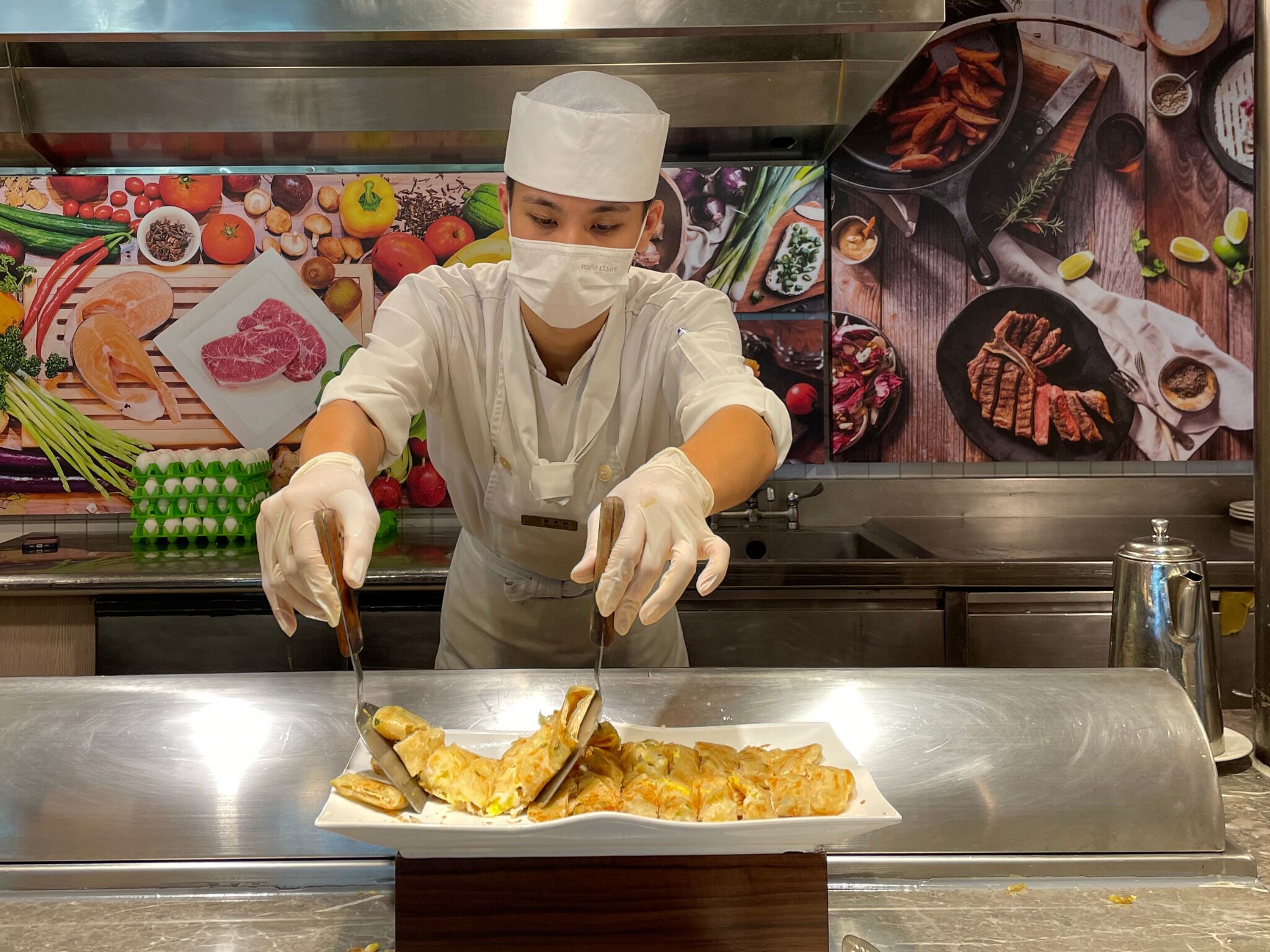 Un chef en una cocina profesional preparando comida.