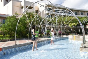 Una piscina al aire libre, sillones reclinables de piscina