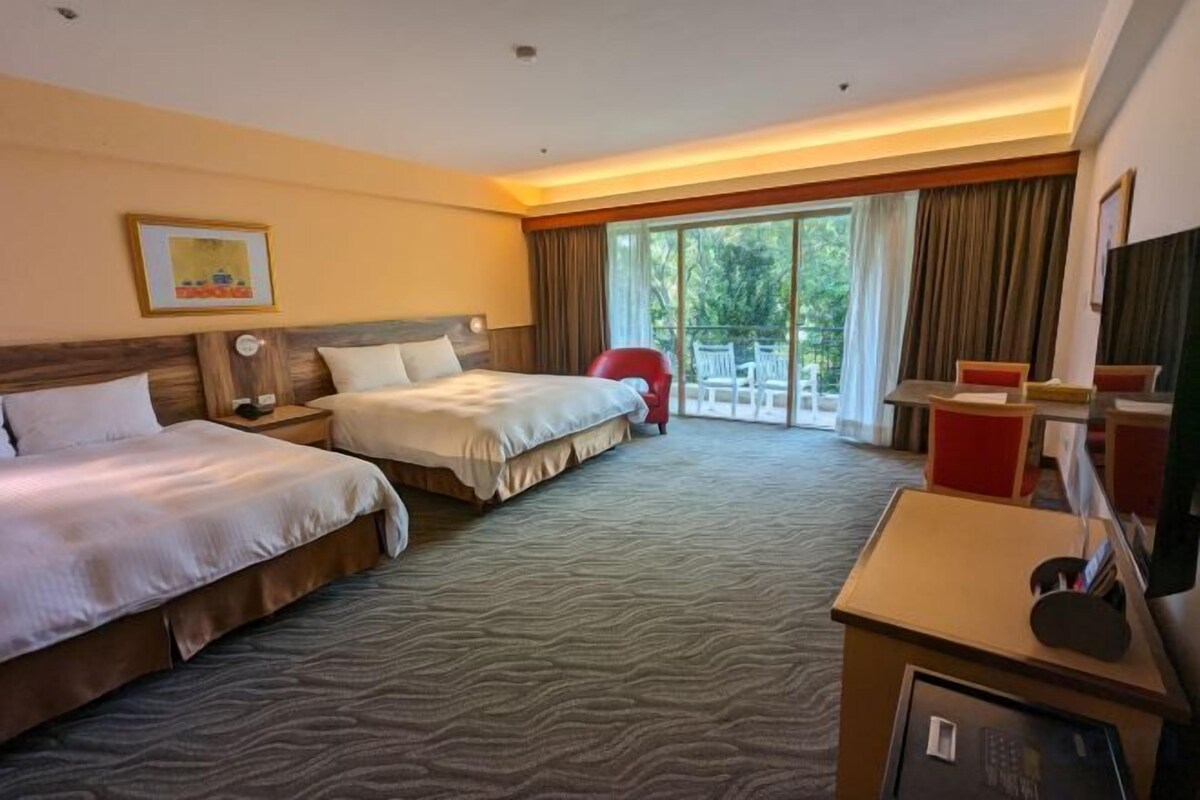 Down comforters, in-room safe, blackout drapes, soundproofing