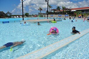 Outdoor pool, open 7:00 AM to 6:00 PM, sun loungers, lifeguards on site - Howard Beach Resort Kenting (Hengchun)