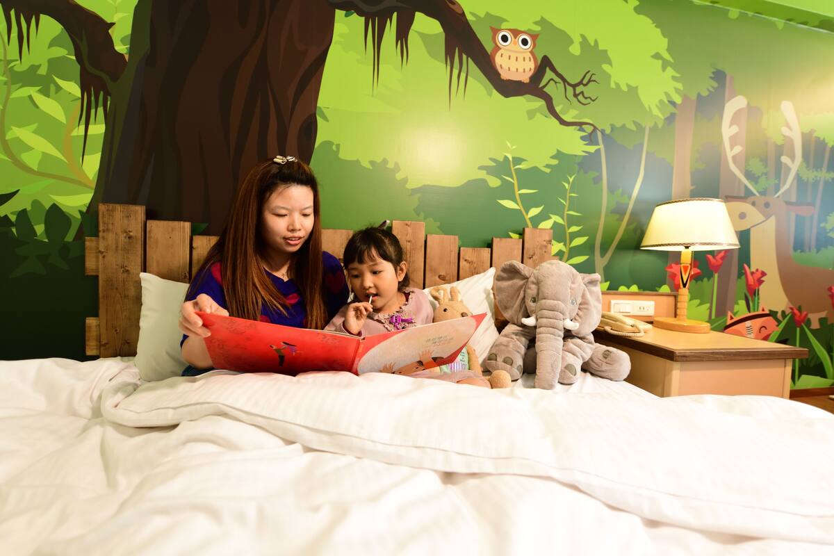 Down comforters, in-room safe, blackout drapes, soundproofing