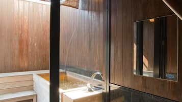 Habitación tradicional, para fumadores (with an outdoor bathroom) | Escritorio, tabla de planchar con plancha, wifi gratis y ropa de cama
