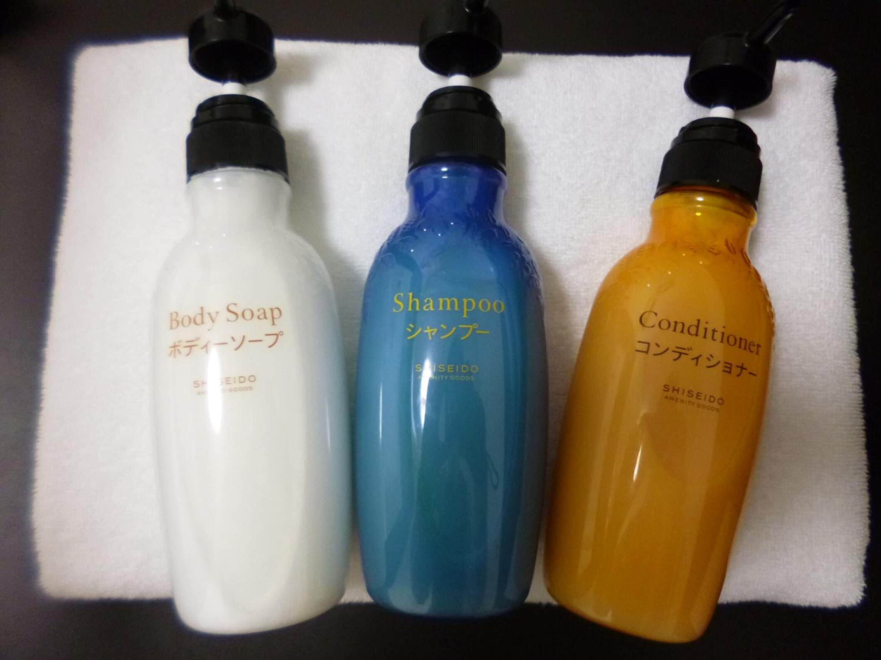 combined shower/bathtub, rainfall showerhead, free toiletries