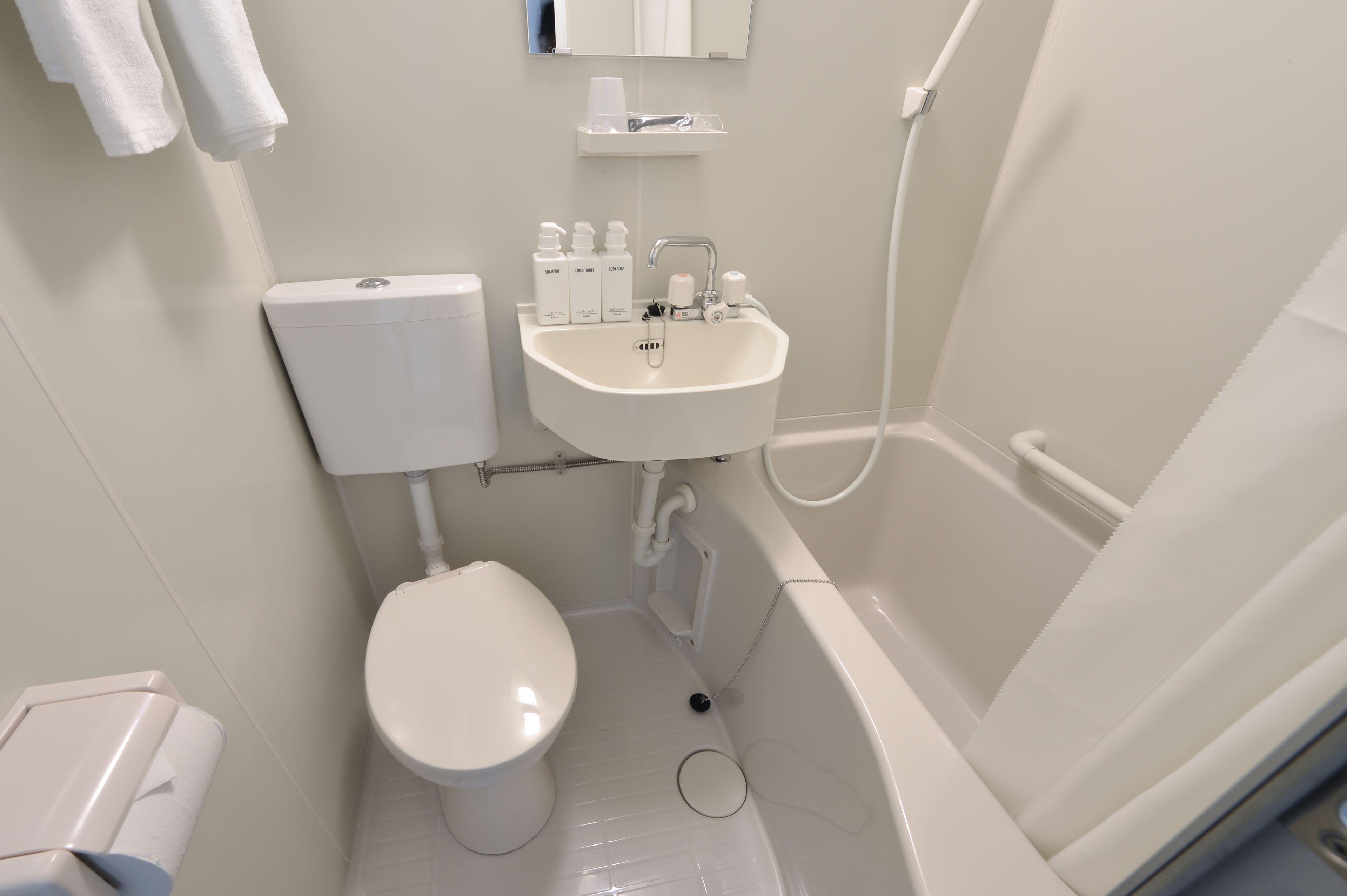 combined shower/bathtub, rainfall showerhead, free toiletries