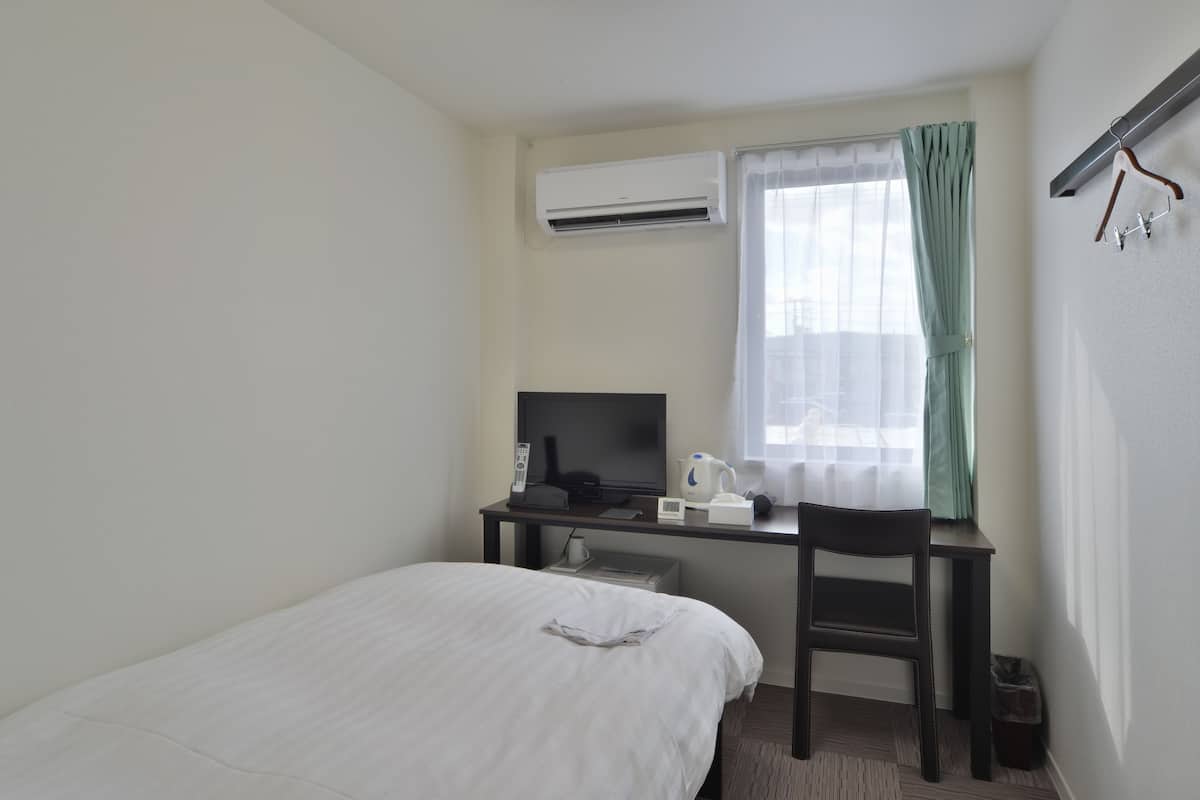 Desk, laptop workspace, iron/ironing board, free WiFi